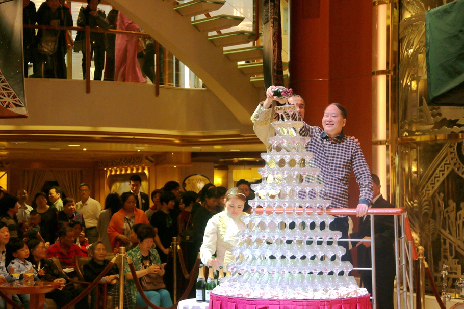 排队和副船长倒香槟塔,人人都可以上去倒香槟塔拍照留念.