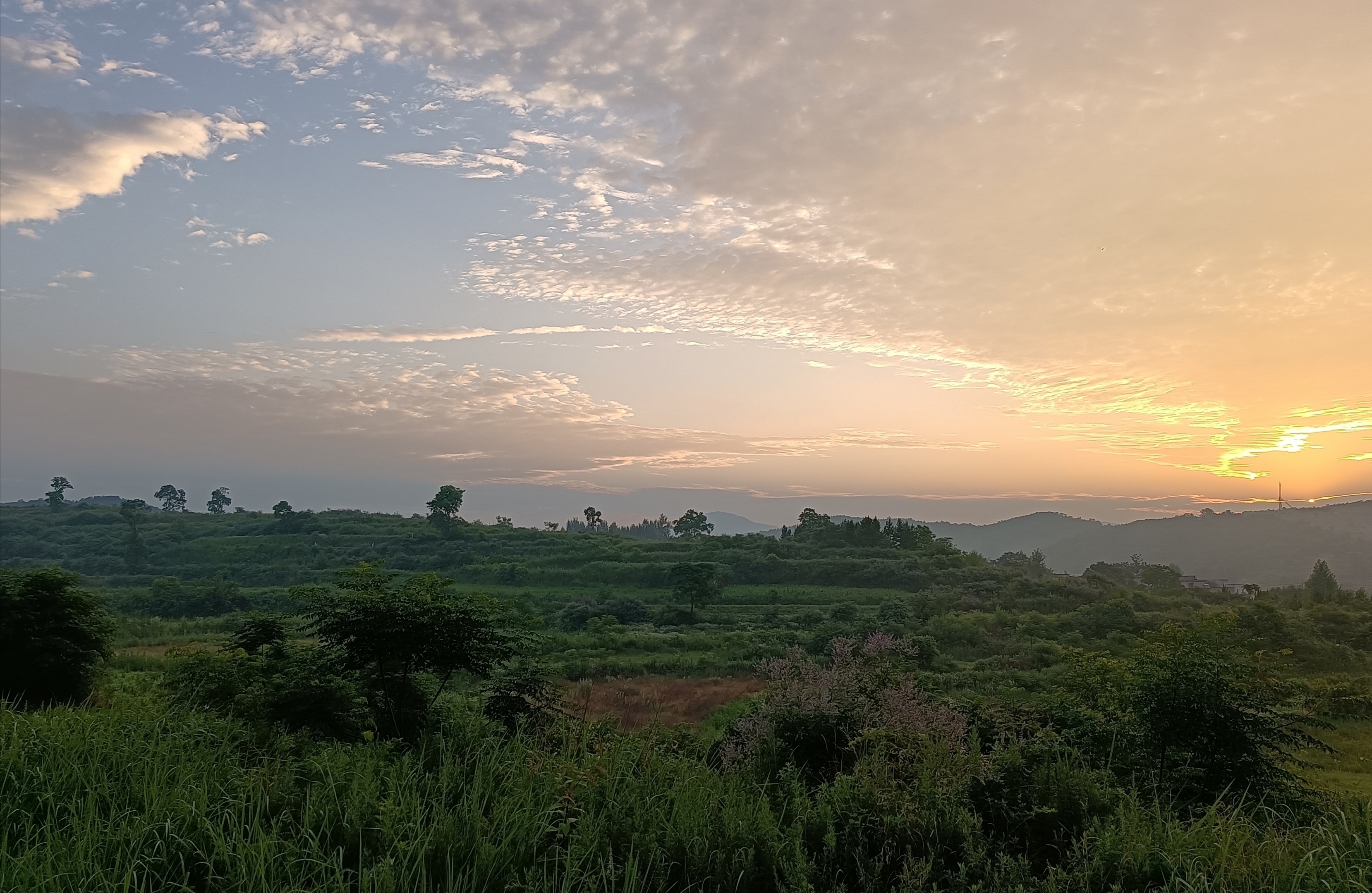 【首发】夕阳余晖洒满山村