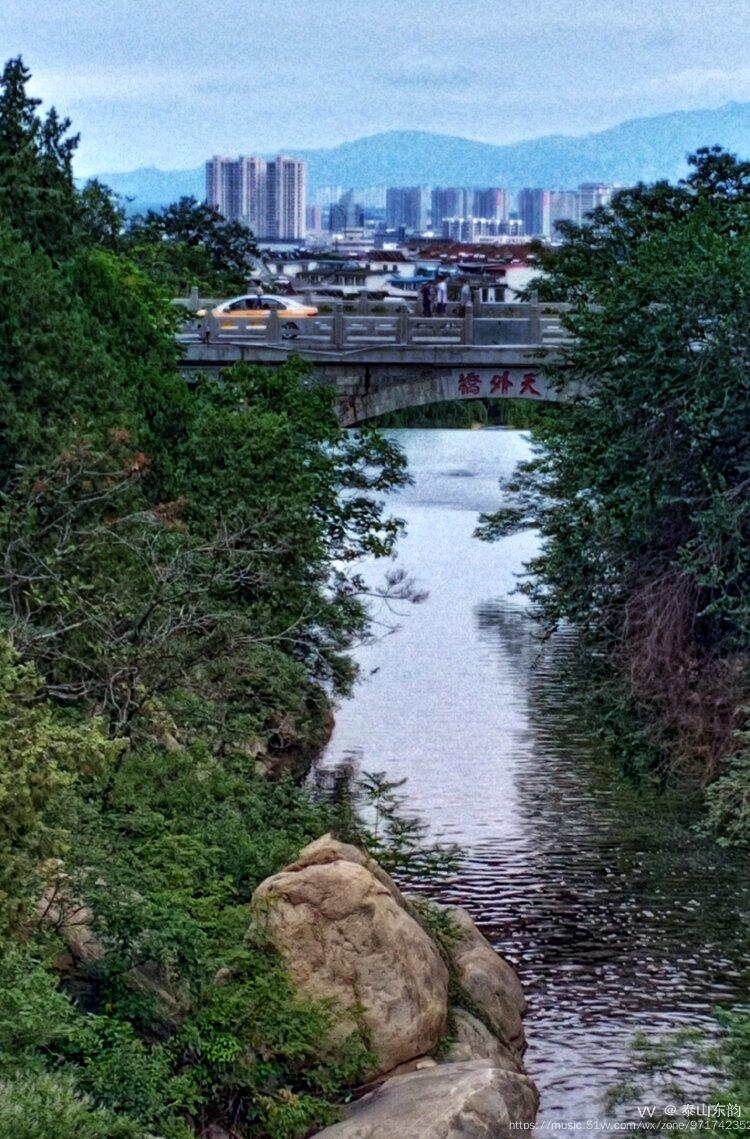 泰山脚下的天外村,自然成了人们看山玩水的好地方,外来的游客,当地的