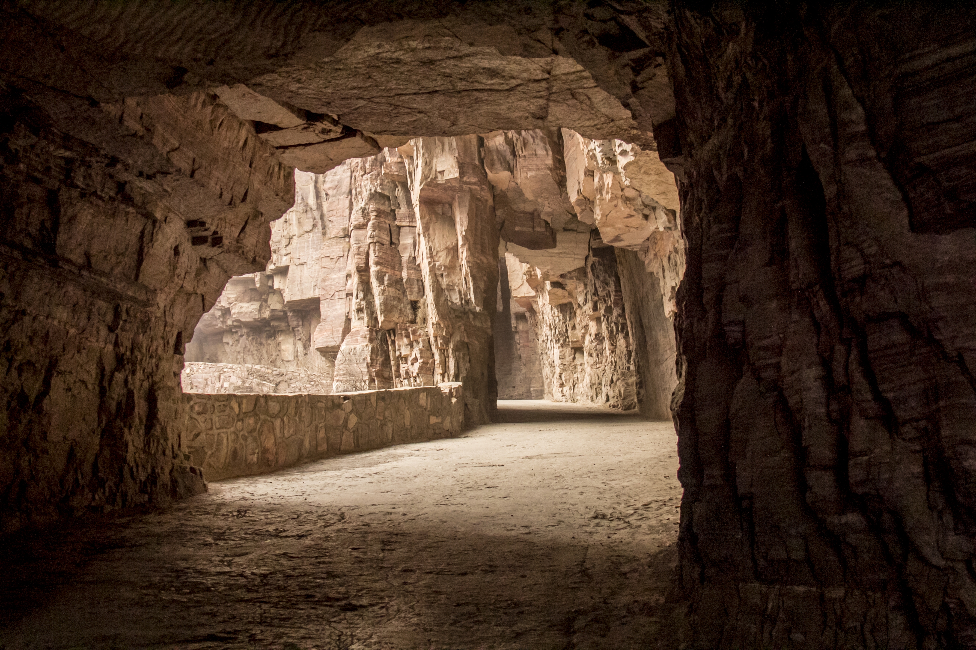 绝壁长廊郭亮洞,蜿蜒盘旋,忽明忽暗,上下不一,洞壁有的整齐