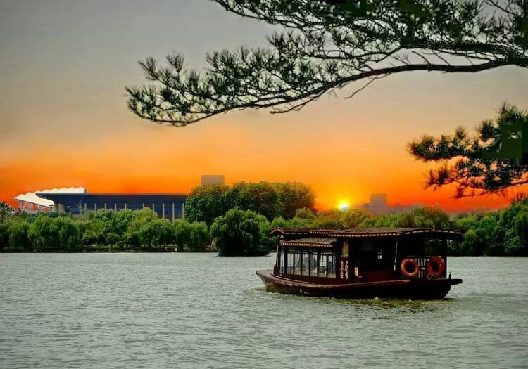 红船从南湖起航作者刘曙光诵读晨晨小龙女图片来自网络