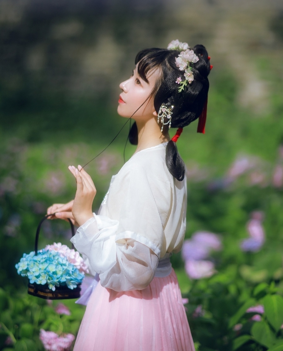 香凝眸碧草拥 清纯流年芳色秀 【三】 娇含紫墨雾烟丛 雅意灿烂宇苑中