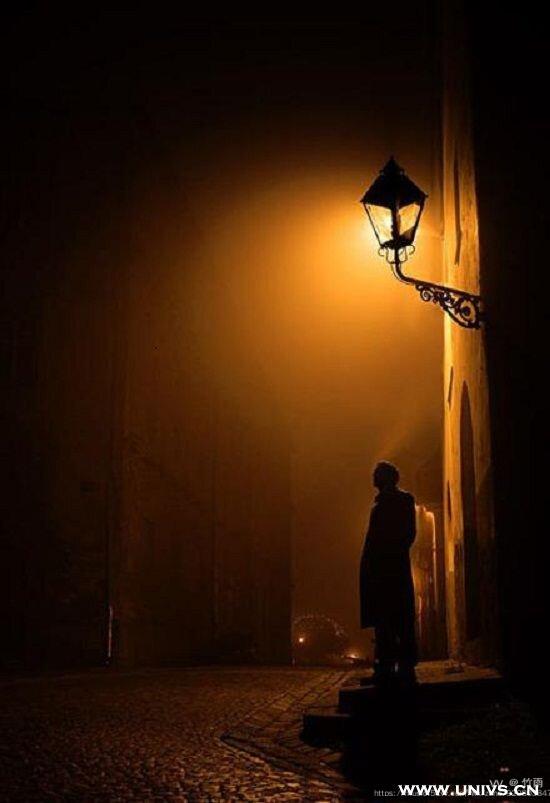 转身在拐角,一个身影落进我的眼帘.