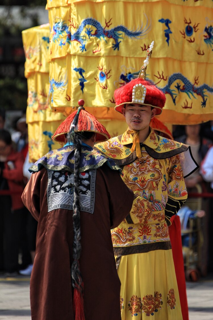 "皇上驾到,大学士陈廷敬接驾———",陈廷敬得知皇上要来,率一家老小