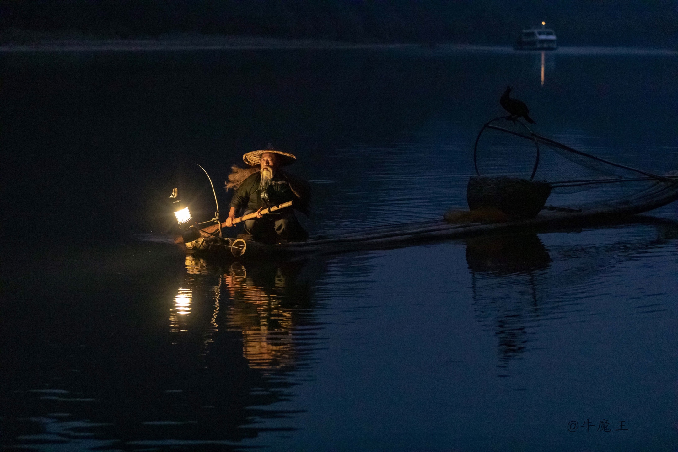 (最原始的是燃起火把),利用鱼在夜间趋光的习性,划排于江中,引鱼汇聚