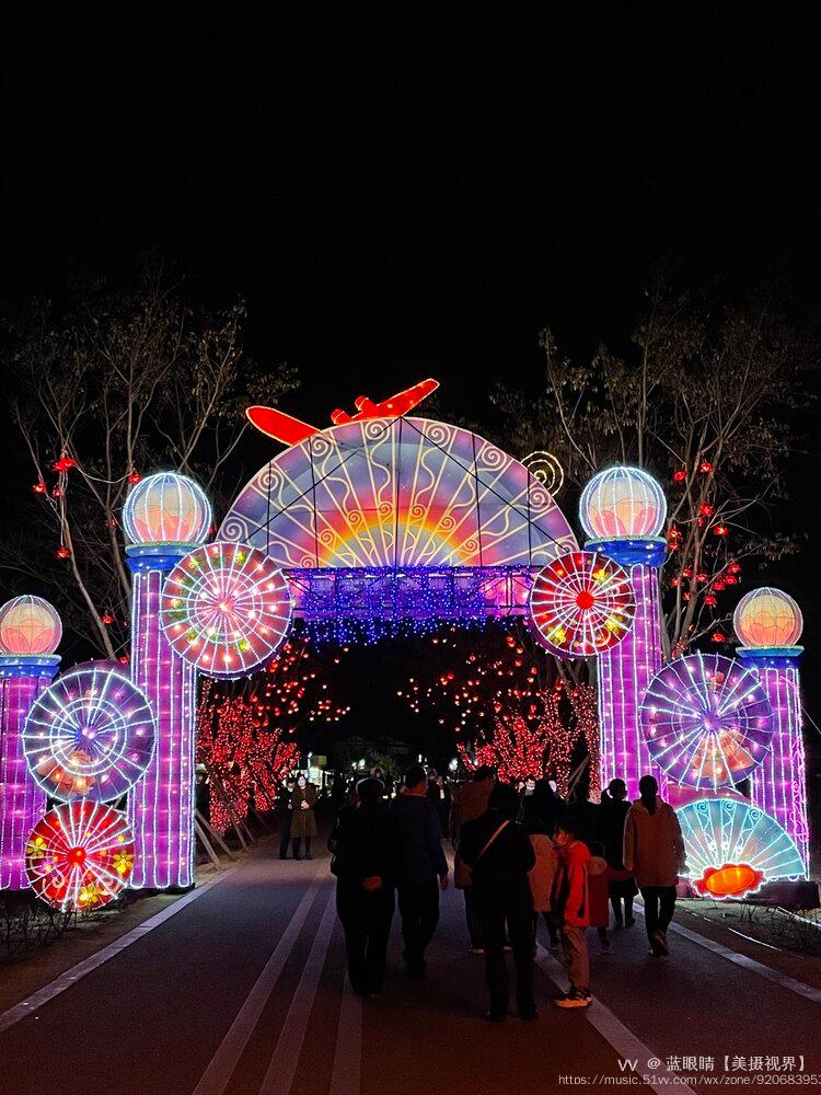 首发打卡空港花田航空艺术灯展