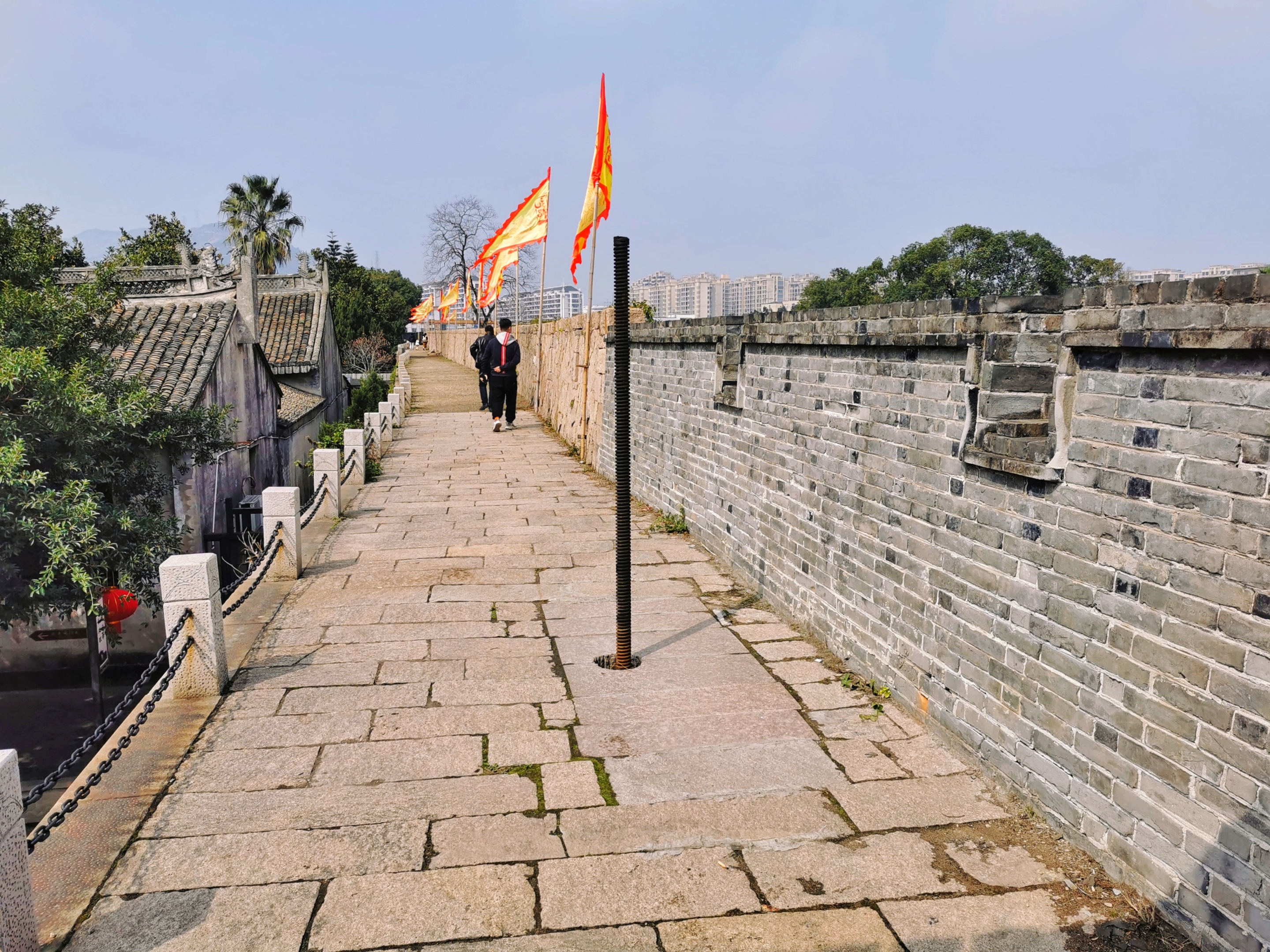 温州永昌堡,这是一座明代抗倭城堡,远望城墙高耸,旌旗飘扬,有四个城门