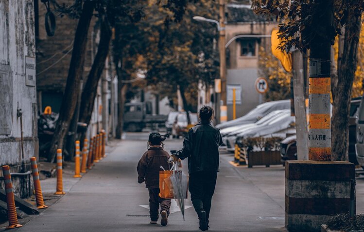 首發背影仍在風雨中行走