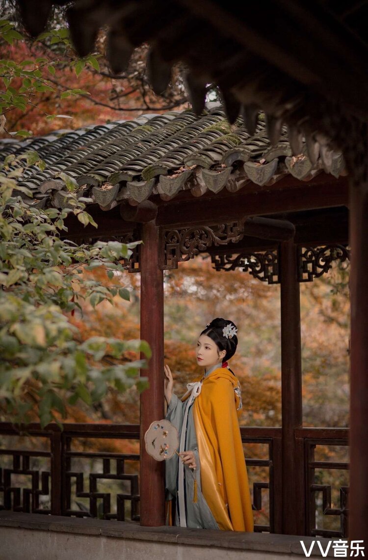 香染衣袂闲踏小径折丹桂西楼轩窗帘半垂依栏人憔悴叶残花碎枫红荷枯朔