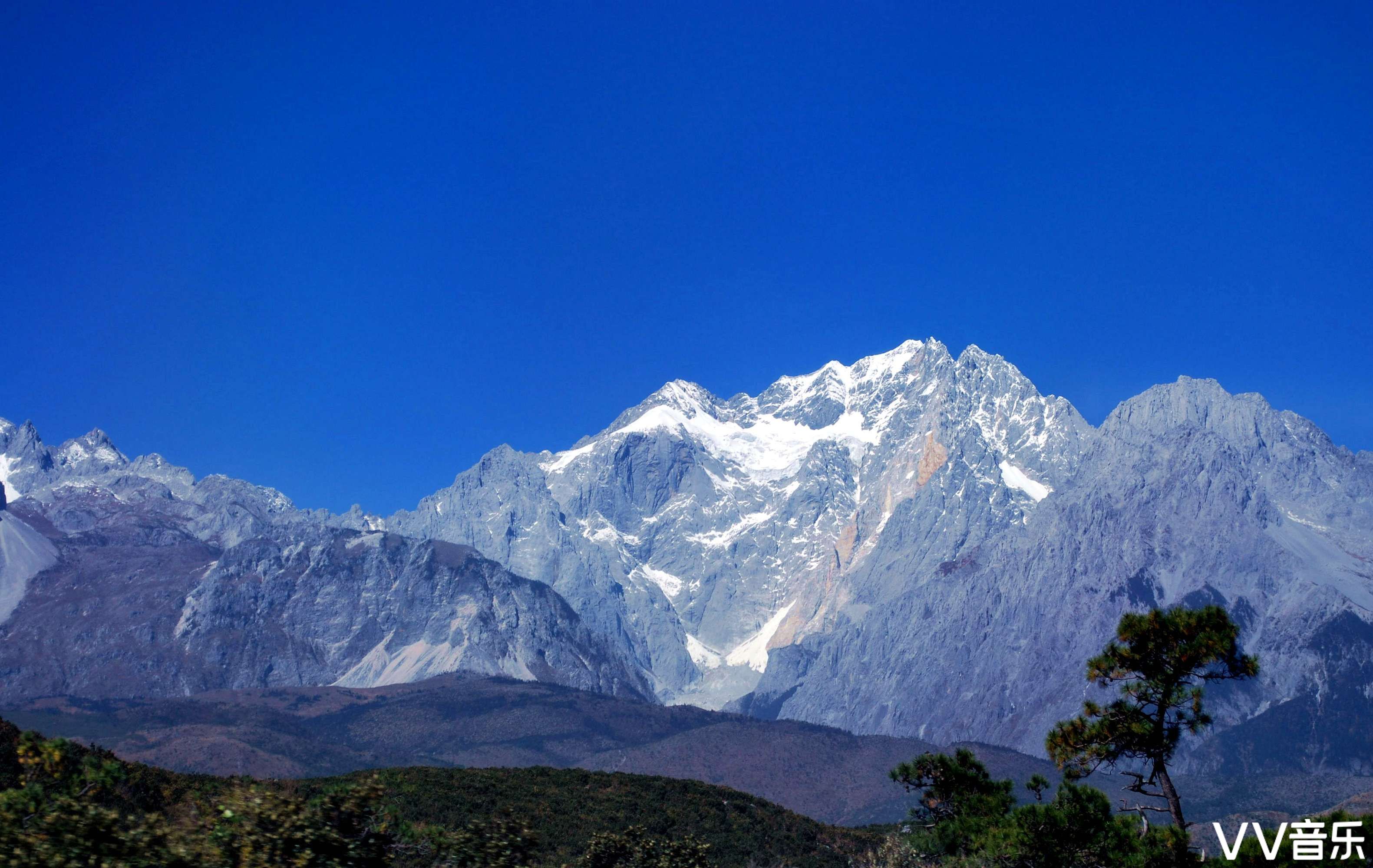 玉龙雪山为云南省丽江市境内雪山群,在丽江北面约15千米处,全长75千米
