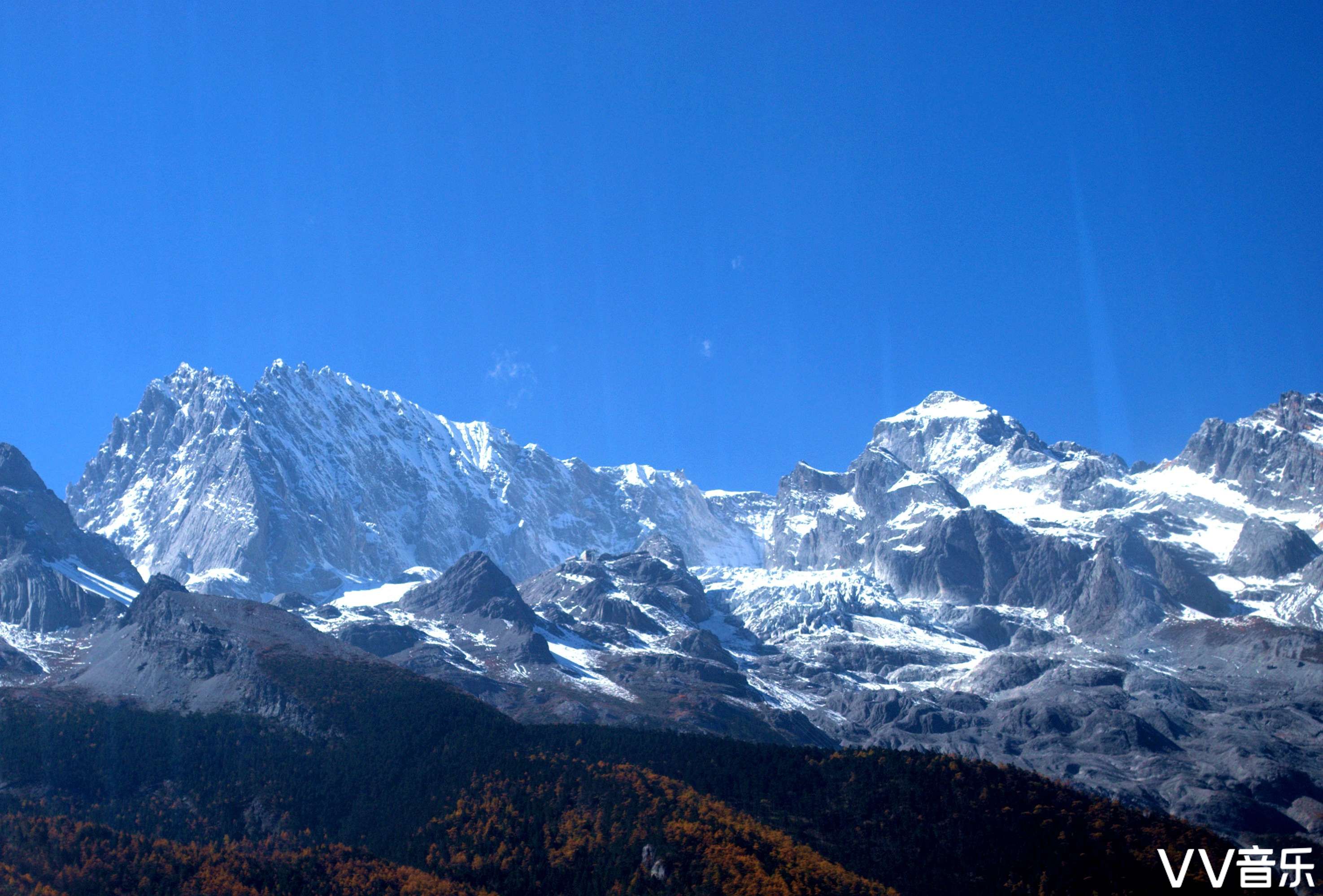 玉龙雪山为云南省丽江市境内雪山群,在丽江北面约15千米处,全长75千米