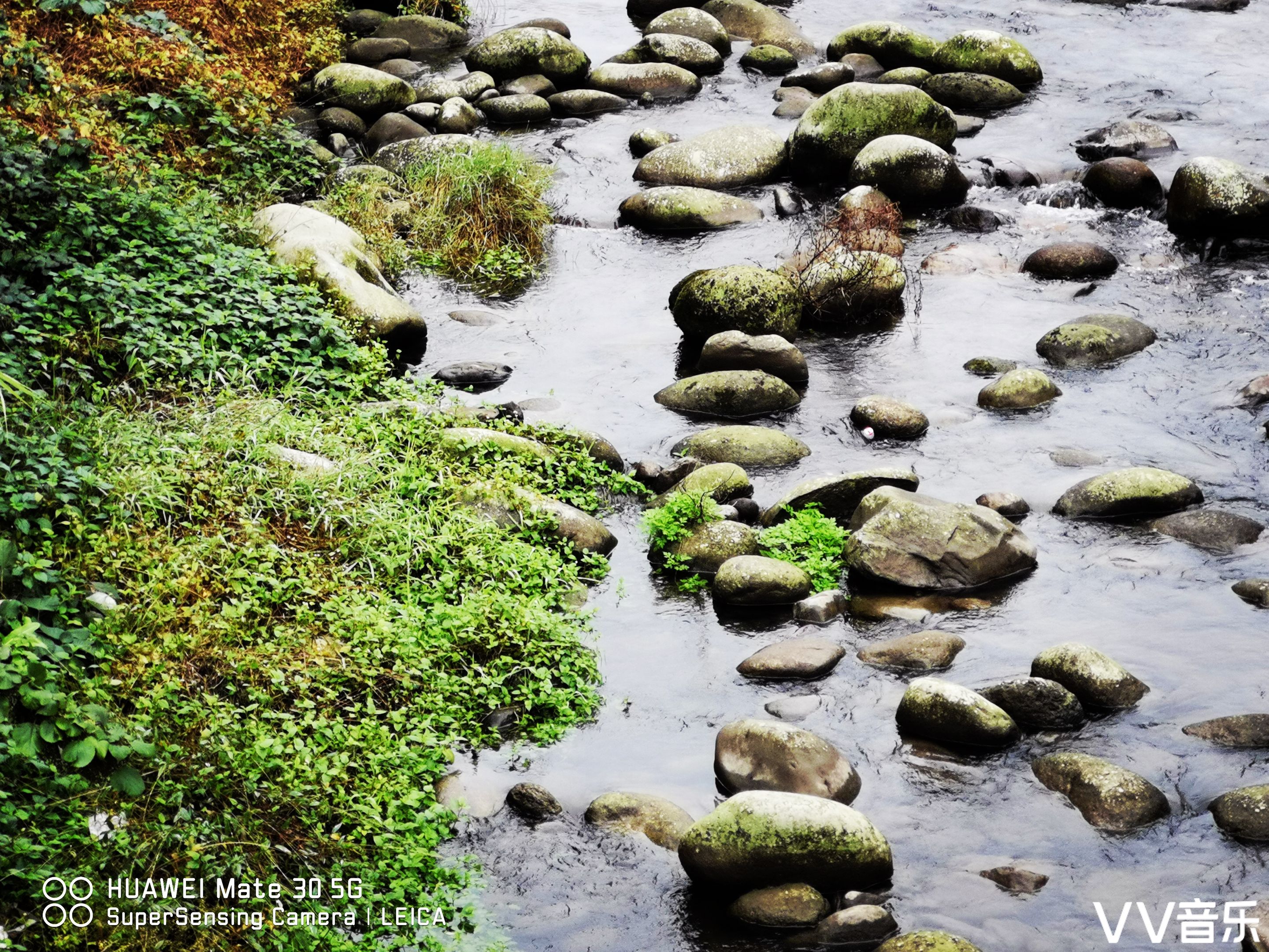 舜皇山岭浮云岫,石壑莓苔淌末涓.
