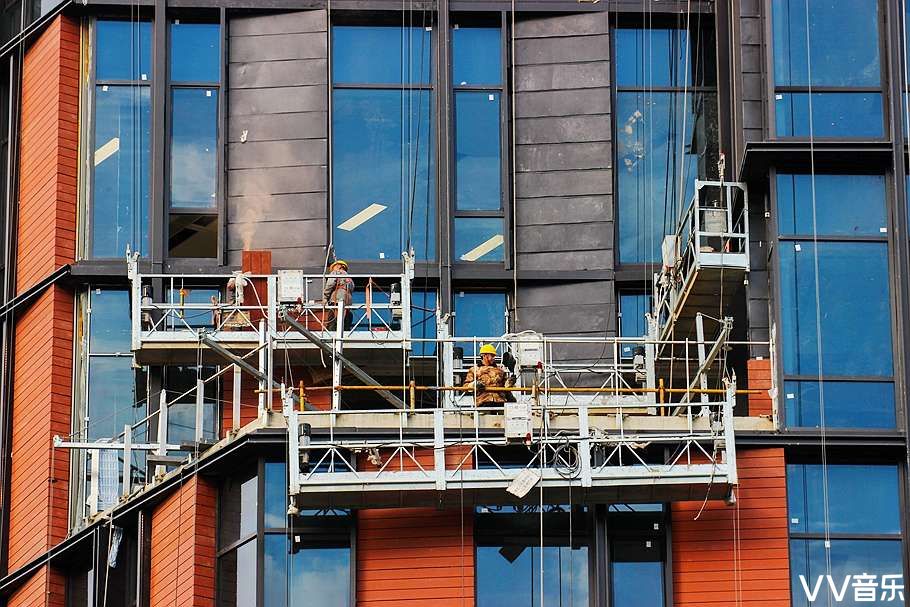 致敬!在凛冽刺骨的寒风中,站在空中吊篮上作业的幕墙装饰工人