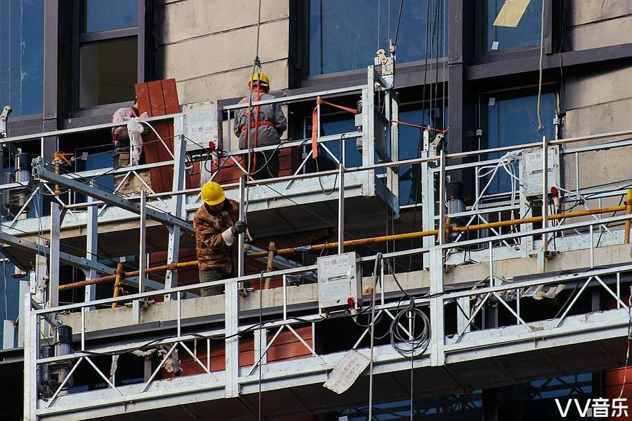 致敬!在凛冽刺骨的寒风中,站在空中吊篮上作业的幕墙装饰工人