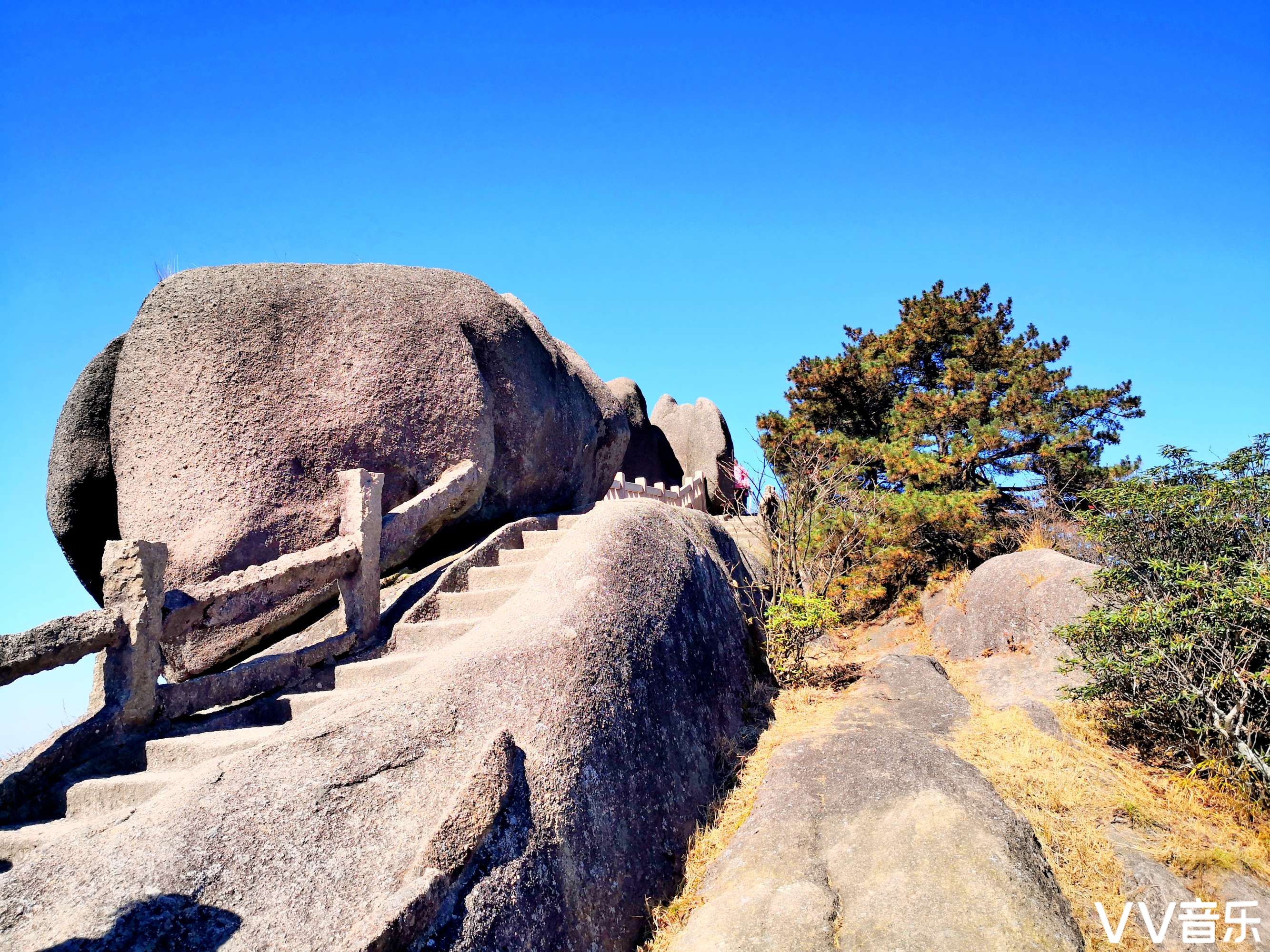 黄山鳌鱼顶风光