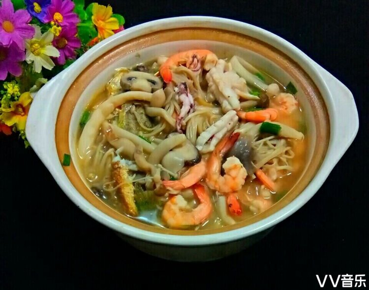 杂菇海鲜煲煲出幸福美滋味