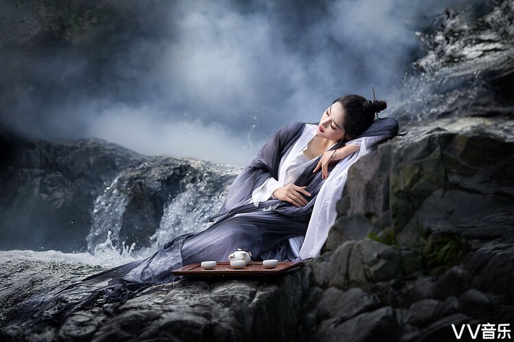 传说先秦时期的琴师伯牙一次于荒山野岭弹琴,樵夫钟子期竟然从伯牙的