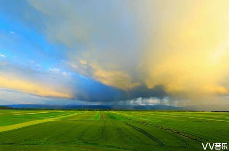 明净澄澈的蓝天,白云沿雪山缭绕滚动;层峦叠嶂,白雪皑皑的木扎特尔