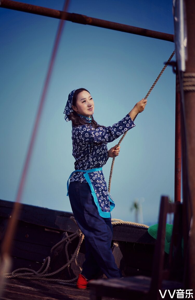 每年的五月到九月是渤海湾的休渔期,沿海小港停泊着各种渔船,渔民们