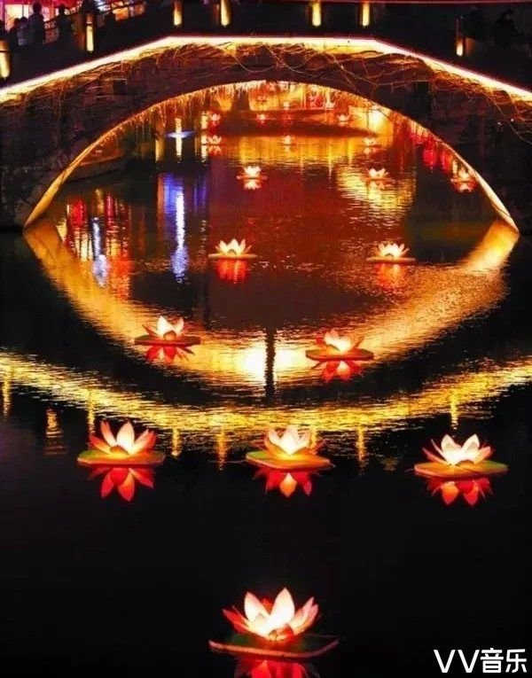 亲手扎一朵五彩莲花灯,放入河中随波逐流;亲手焚一炷香,看他烟气弥漫