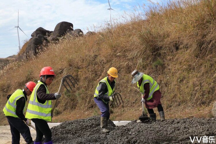 高山上的修路工人