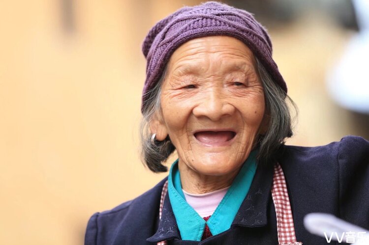 开心的阿婆