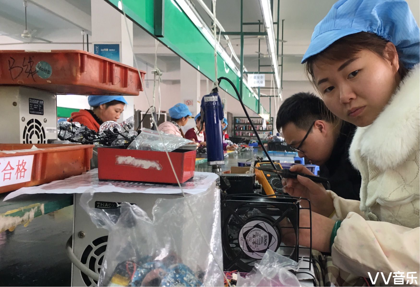 电子厂里的工人们