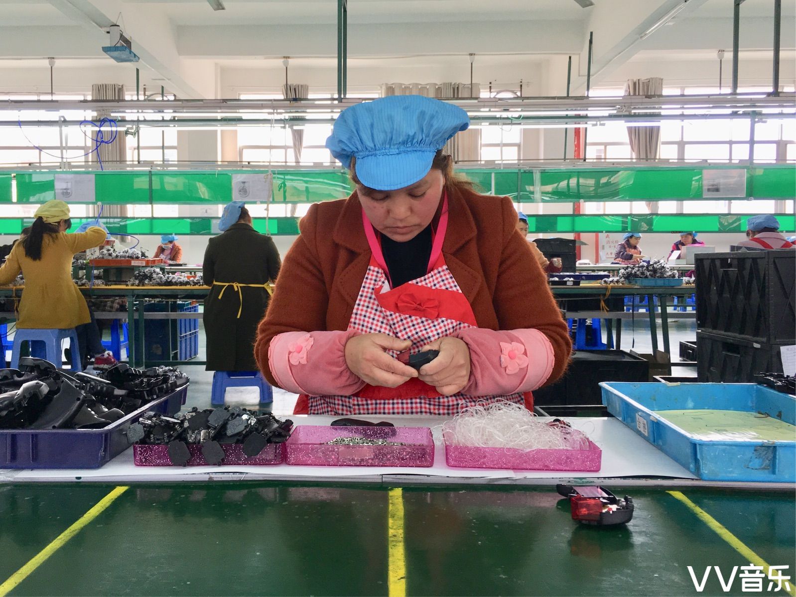 电子厂里的工人们