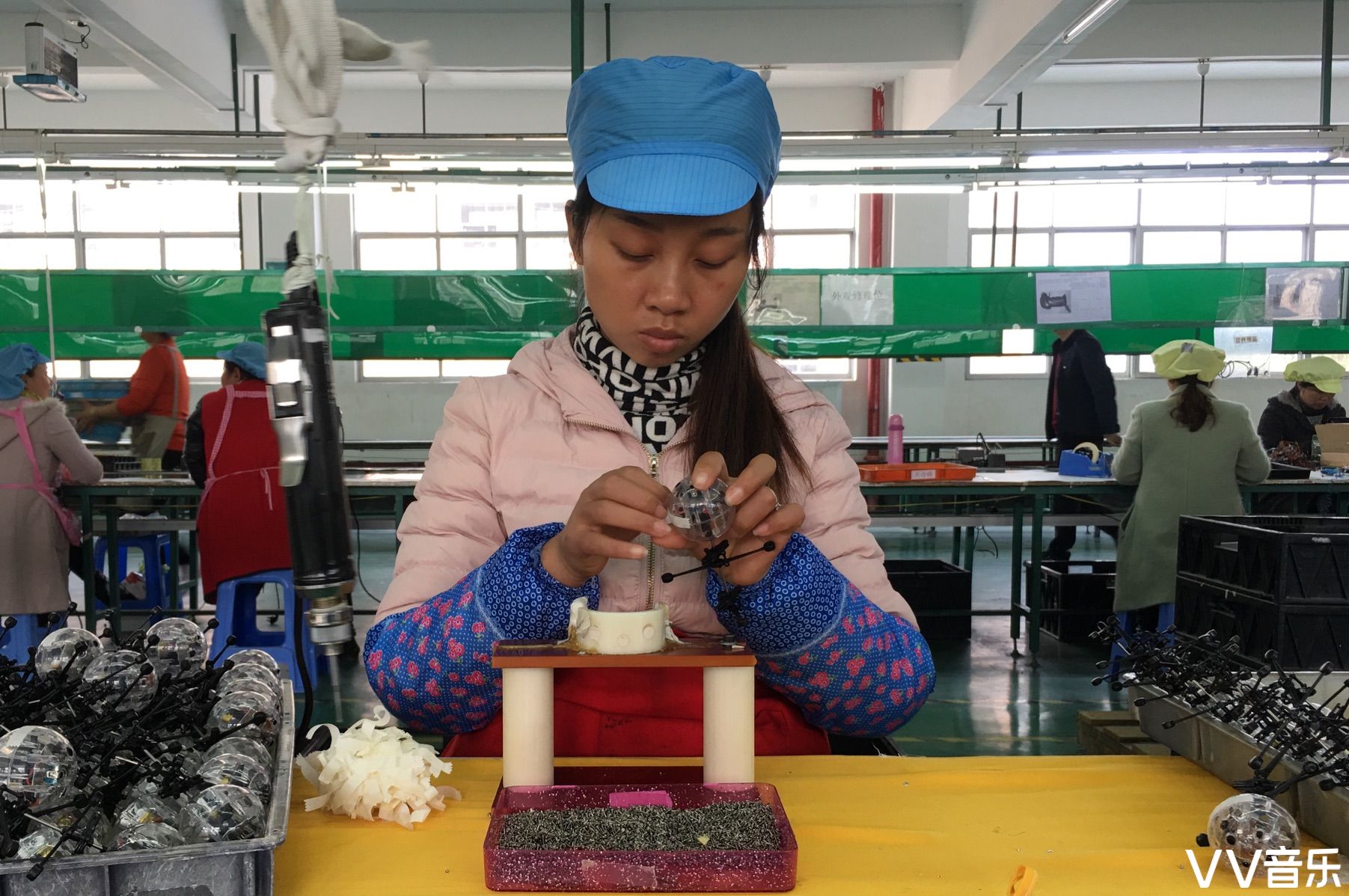 电子厂里的工人们