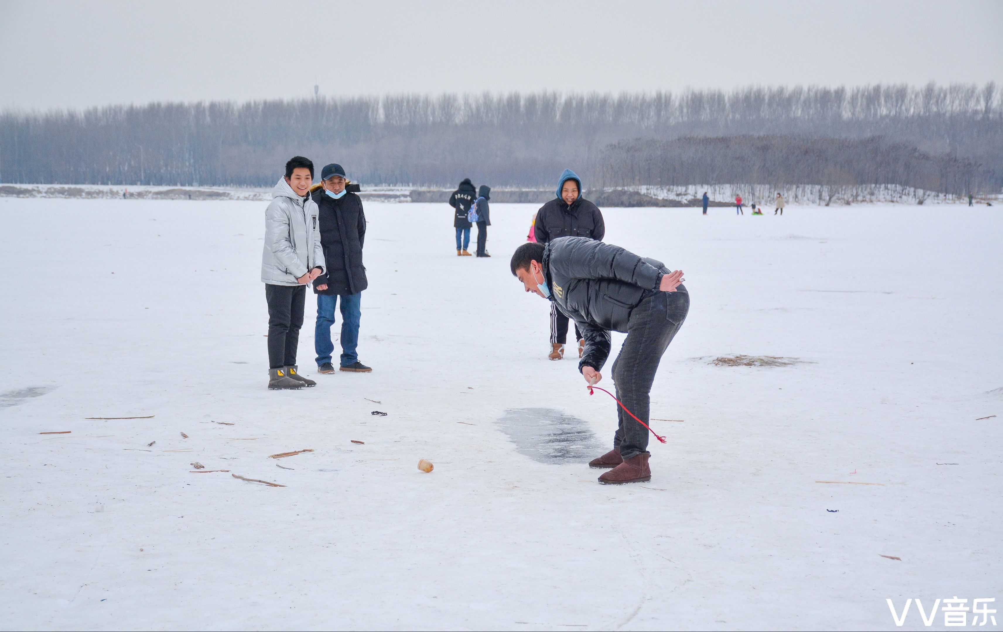 抽冰嘎 打出溜滑 东北人冬天的娱乐方式
