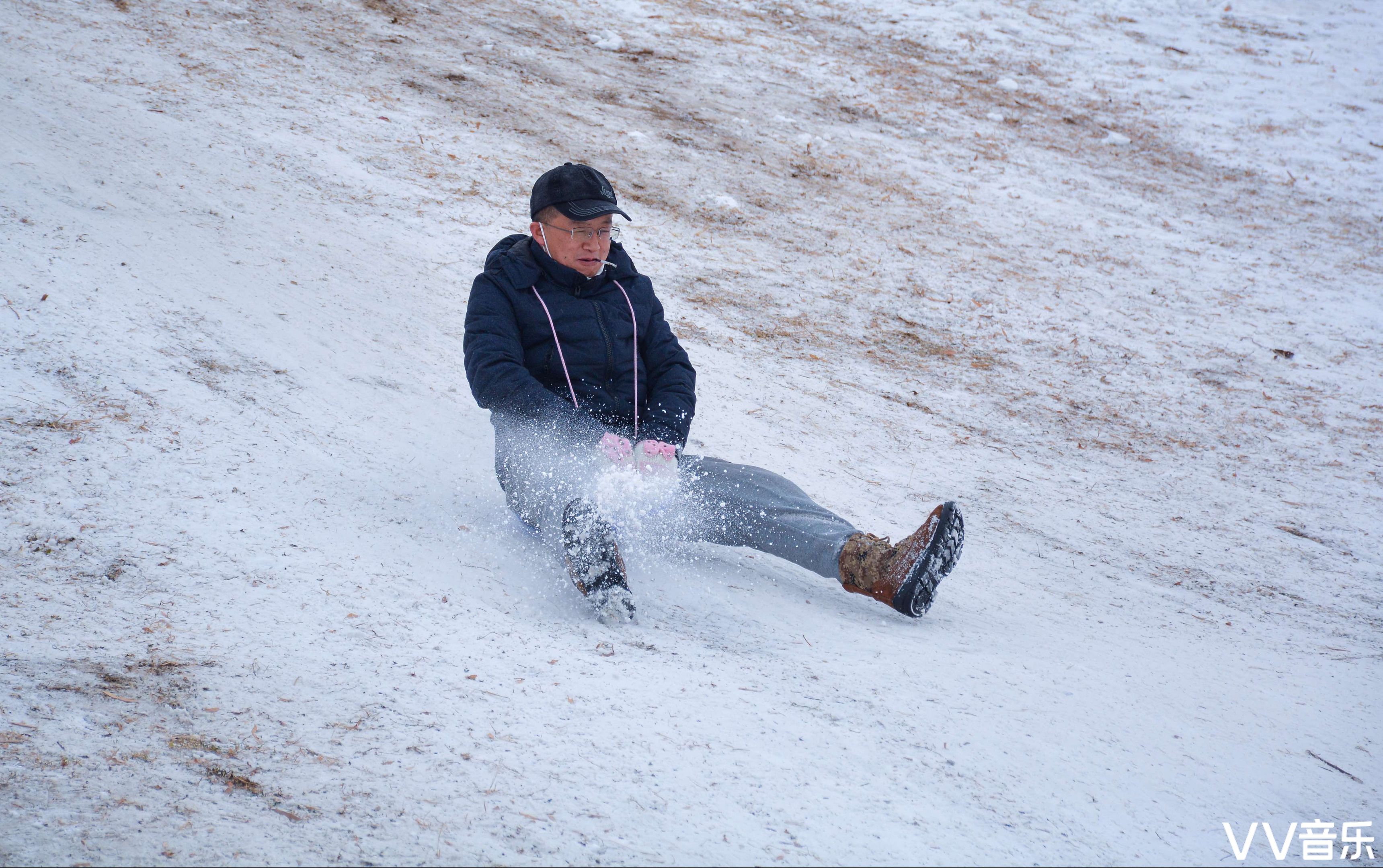 抽冰嘎 打出溜滑 东北人冬天的娱乐方式