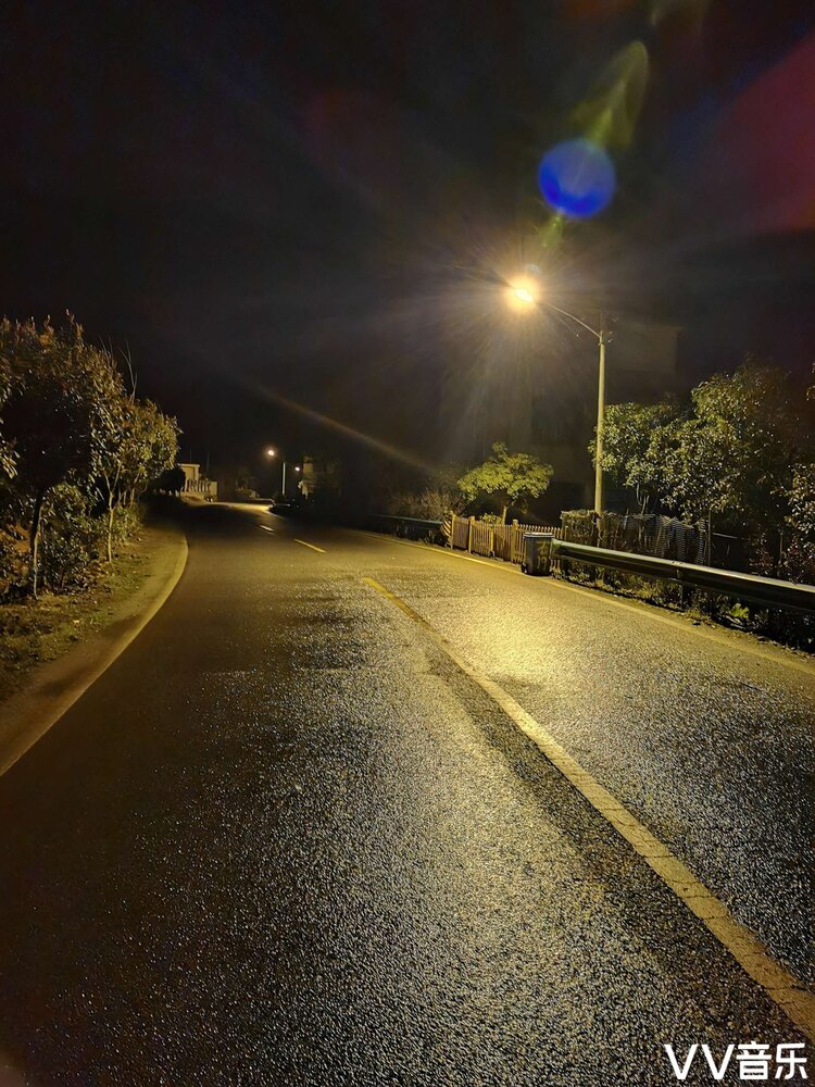 夜晚路灯地面图片