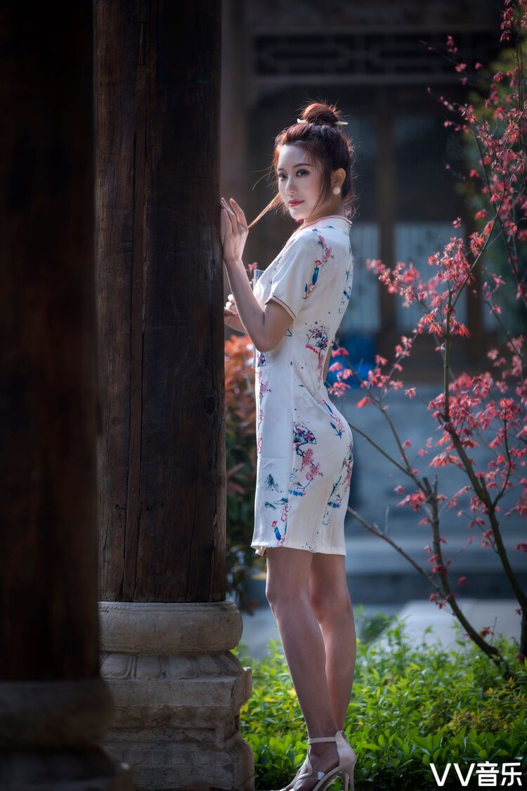 芊芊淑女,婀娜旗袍着身,曼妙多姿,笑颜如花绽,玉音婉转流,皎皎兮似轻