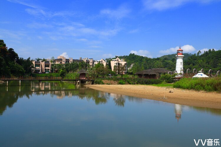 阳光明媚的鹤鸣洲湿地公园