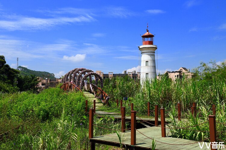 阳光明媚的鹤鸣洲湿地公园