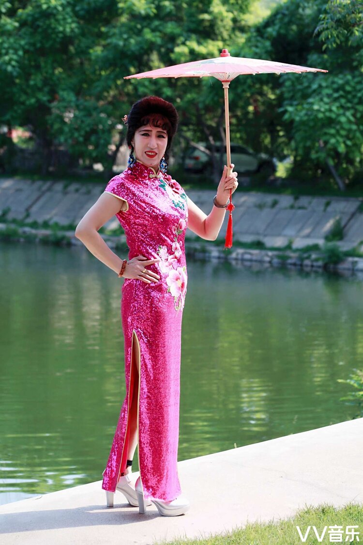 独领风骚品质高雅韵风情多姿态举手投足都妖娆东方美女爱旗袍【随笔】